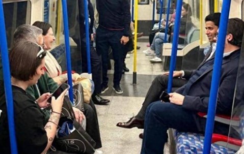 巴黎主席纳赛尔在伦敦坐地铁 曼城球迷寄语：干翻阿森纳