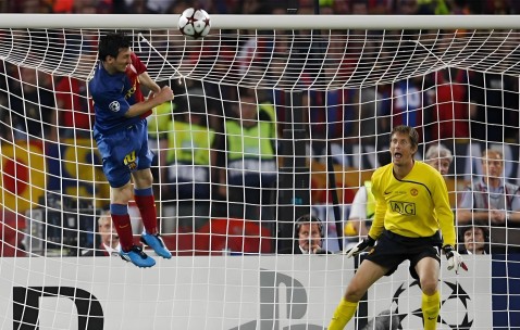 梅西2009年对阵曼联的头球被做成艺术品并被拍卖，估价百万！